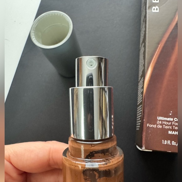 Becca Ultimate Coverage 24 Hour Foundation in Mahagony (1.0FL.OZ / 30ML) - Picture 9 of 12